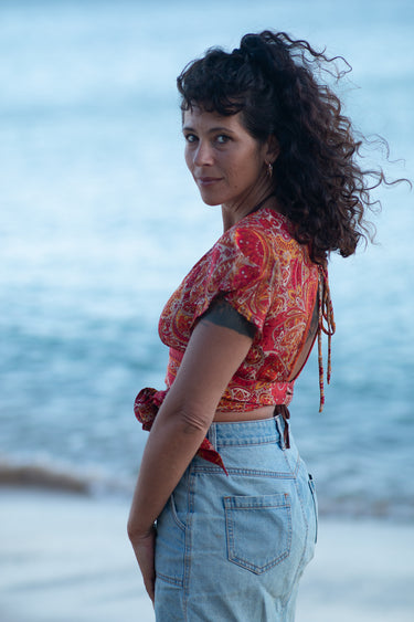 Top Vera crop seda sari reciclado vermelho paisley laranja dourado mangas babados decote wrap laço cintura Raja Pura - vista retrato lado