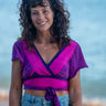 Top Vera crop seda sari reciclado vermelho paisley roxo mangas babados decote wrap laço cintura Raja Pura - vista retrato frente