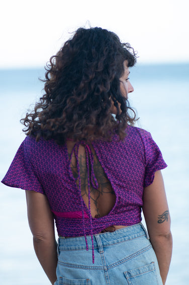 Top Vera crop seda sari reciclado vermelho paisley roxo mangas babados decote wrap laço cintura Raja Pura - vista retrato costas