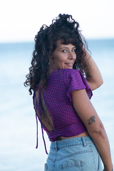 Top Vera crop seda sari reciclado vermelho paisley roxo mangas babados decote wrap laço cintura Raja Pura - vista retrato lado