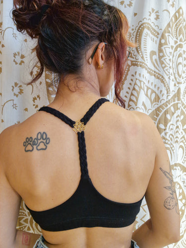 Top Ziva yoga pilates halter viscose algodão preto franzido central Raja Pura - vista costas