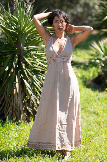Vestido Ananda maxi étnico algodão musselina bege  tribal Raja Pura - vista corpo inteiro frente