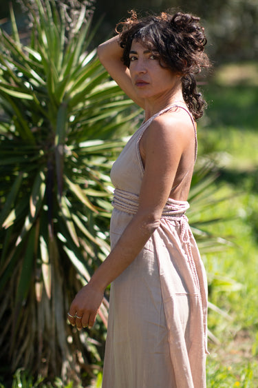 Vestido Ananda maxi étnico algodão musselina bege  tribal Raja Pura - vista retrato lado