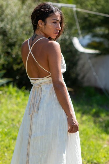 Vestido Ananda maxi étnico algodão musselina branco bordado tribal Raja Pura - vista retrato costas 3/4