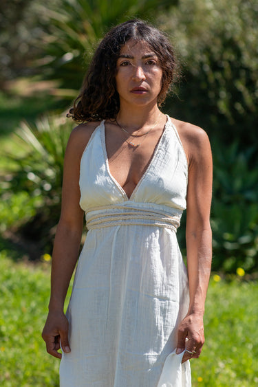 Vestido Ananda maxi étnico algodão musselina branco bordado tribal Raja Pura - vista retrato frente