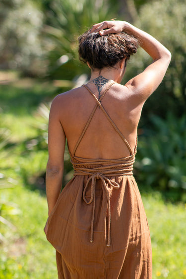Vestido Ananda maxi étnico algodão musselina castanho tribal Raja Pura - vista retrato costas