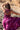 Vestido Gulabi maxi seda sari reciclado magenta fúcsia paisley gola franzida babados volume dramático Raja Pura - vista retrato costas