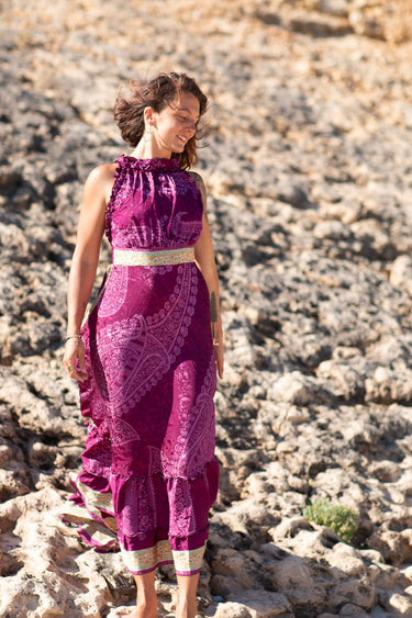 Vestido Gulabi maxi seda sari reciclado magenta fúcsia paisley gola franzida babados volume dramático Raja Pura - vista corpo inteiro frente