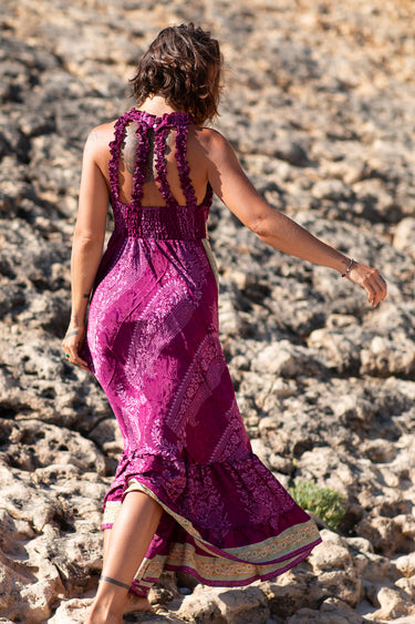 Vestido Gulabi maxi seda sari reciclado magenta fúcsia paisley gola franzida babados volume dramático Raja Pura - vista corpo inteiro costas