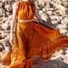 Vestido Gulabi maxi seda sari reciclado amarelo dourado paisley gola franzida babados volume dramático Raja Pura - vista corpo inteiro lado frente
