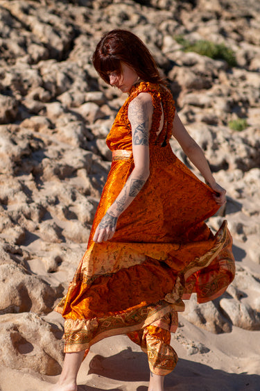 Vestido Gulabi maxi seda sari reciclado amarelo dourado paisley gola franzida babados volume dramático Raja Pura - vista corpo inteiro lado costas