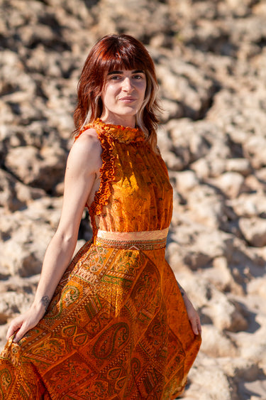 Vestido Gulabi maxi seda sari reciclado amarelo dourado paisley gola franzida babados volume dramático Raja Pura - vista retrato lado frente