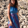 Vestido Gulabi maxi seda sari reciclado azul e roxo paisley gola franzida babados volume dramático Raja Pura - vista retrato frente