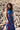 Vestido Gulabi maxi seda sari reciclado azul e roxo paisley gola franzida babados volume dramático Raja Pura - vista retrato frente