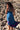 Vestido Gulabi maxi seda sari reciclado azul e roxo paisley gola franzida babados volume dramático Raja Pura - vista corpo inteiro costas