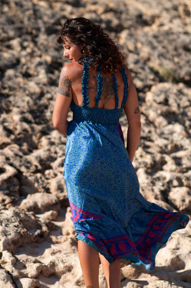 Vestido Gulabi maxi seda sari reciclado azul e roxo paisley gola franzida babados volume dramático Raja Pura - vista corpo inteiro costas