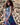Vestido Gulabi maxi seda sari reciclado azul e roxo paisley gola franzida babados volume dramático Raja Pura - vista retrato lado