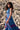 Vestido Gulabi maxi seda sari reciclado azul e roxo paisley gola franzida babados volume dramático Raja Pura - vista retrato lado