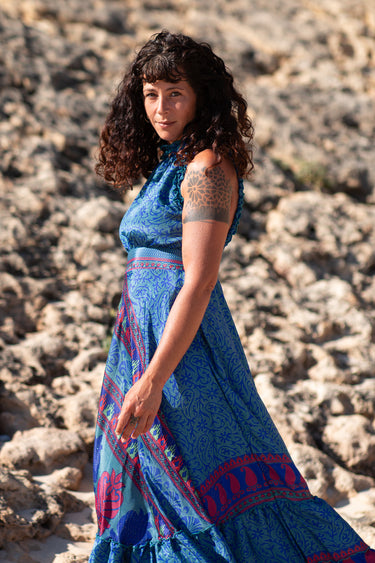 Vestido Gulabi maxi seda sari reciclado azul e roxo paisley gola franzida babados volume dramático Raja Pura - vista retrato lado