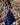 Vestido Gulabi maxi seda sari reciclado azul e roxo paisley gola franzida babados volume dramático Raja Pura - vista corpo inteiro lado
