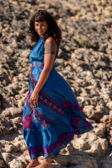 Vestido Gulabi maxi seda sari reciclado azul e roxo paisley gola franzida babados volume dramático Raja Pura - vista corpo inteiro lado