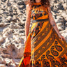 Vestido Gulabi maxi seda sari reciclado amarelo e preto paisley gola franzida babados volume dramático Raja Pura - vista corpo inteiro frente