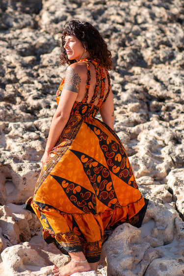 Vestido Gulabi maxi seda sari reciclado amarelo e preto paisley gola franzida babados volume dramático Raja Pura - vista corpo inteiro costas