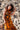 Vestido Gulabi maxi seda sari reciclado amarelo e preto paisley gola franzida babados volume dramático Raja Pura - vista retrato lado 