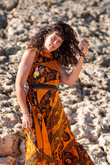 Vestido Gulabi maxi seda sari reciclado amarelo e preto paisley gola franzida babados volume dramático Raja Pura - vista retrato lado 