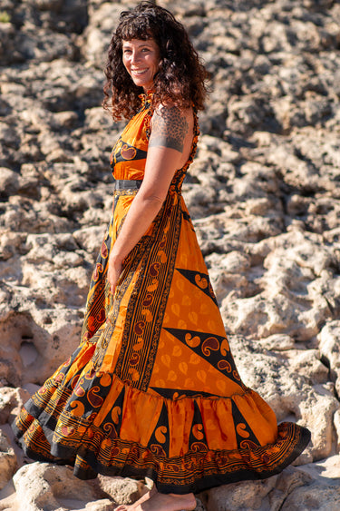Vestido Gulabi maxi seda sari reciclado amarelo e preto paisley gola franzida babados volume dramático Raja Pura - vista corpo inteiro lado 