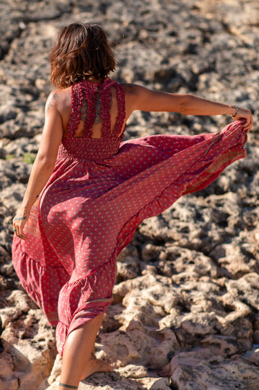 Vestido Gulabi maxi seda sari reciclado rosa paisley gola franzida babados volume dramático Raja Pura - vista corpo inteiro costas 