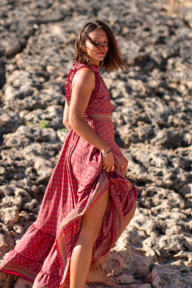 Vestido Gulabi maxi seda sari reciclado rosa paisley gola franzida babados volume dramático Raja Pura - vista corpo inteiro lado