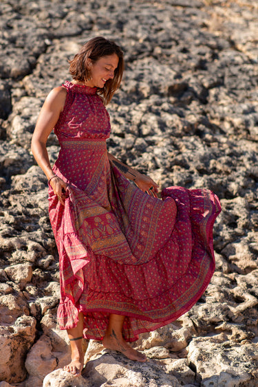 Vestido Gulabi maxi seda sari reciclado rosa paisley gola franzida babados volume dramático Raja Pura - vista corpo inteiro lado