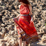 Vestido Gulabi maxi seda sari reciclado vermelho paisley gola franzida babados volume dramático Raja Pura - vista corpo inteiro frente