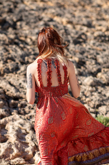 Vestido Gulabi maxi seda sari reciclado vermelho paisley gola franzida babados volume dramático Raja Pura - vista retrato costas