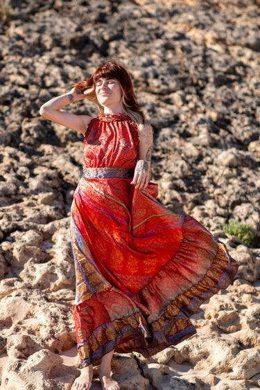 Vestido Gulabi maxi seda sari reciclado vermelho paisley gola franzida babados volume dramático Raja Pura - vista corpo inteiro frente