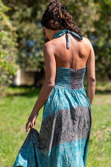 Vestido Kali maxi étnico seda padrão tribal mandala tons de azuis decote halter Raja Pura - vista retrato costas