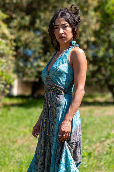 Vestido Kali maxi étnico seda padrão tribal mandala tons de azuis decote halter Raja Pura - vista retrato 3/4