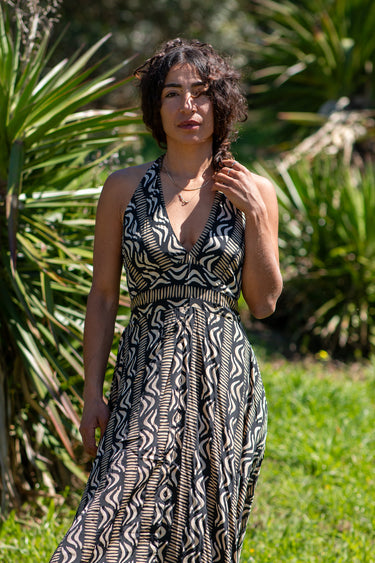 Vestido Kali maxi étnico seda padrão tribal mandala preto e branco decote halter Raja Pura - vista retrato frente