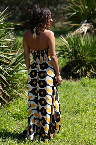 Vestido Kali maxi étnico seda padrão tribal mandala preto, branco e amarelo decote halter Raja Pura - vista corpo inteiro costas