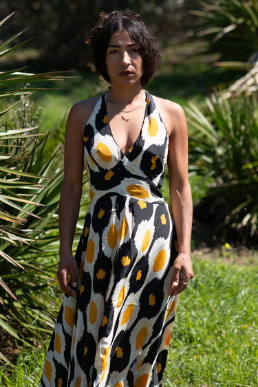 Vestido Kali maxi étnico seda padrão tribal mandala preto, branco e amarelo decote halter Raja Pura - vista retrato frente