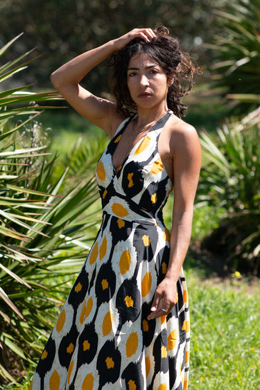 Vestido Kali maxi étnico seda padrão tribal mandala preto, branco e amarelo decote halter Raja Pura - vista retrato 3/4