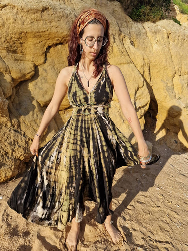 Vestido Neela étnico algodão tie-dye artesanal verde preto branco cintura franzida fluído Raja Pura - vista frente corpo inteiro