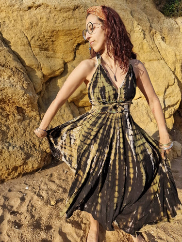 Vestido Neela étnico algodão tie-dye artesanal verde preto branco cintura franzida fluído Raja Pura - vista frente 3/4