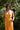 Vestido Pradera maxi étnico algodão crepe cor amarelo alças finas Raja Pura - vista retrato frente