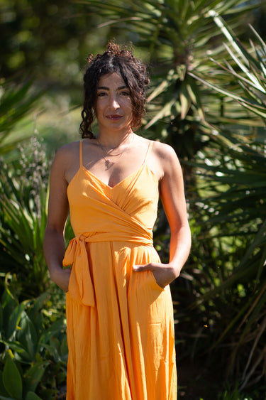 Vestido Pradera maxi étnico algodão crepe cor amarelo alças finas Raja Pura - vista retrato frente