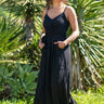 Vestido Pradera maxi étnico algodão crepe cor preto alças finas Raja Pura - vista corpo inteiro 3/4