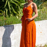 Vestido Pradera maxi étnico algodão crepe cor terracota alças finas Raja Pura - vista corpo inteiro 3/4
