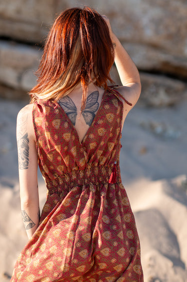 Vestido Prana maxi seda sari reciclado bordô dourado padrão floral fenda lateral borlas Raja Pura - vista retrato costas