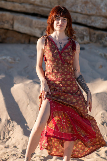 Vestido Prana maxi seda sari reciclado bordô dourado padrão floral fenda lateral borlas Raja Pura - vista corpo inteiro frente